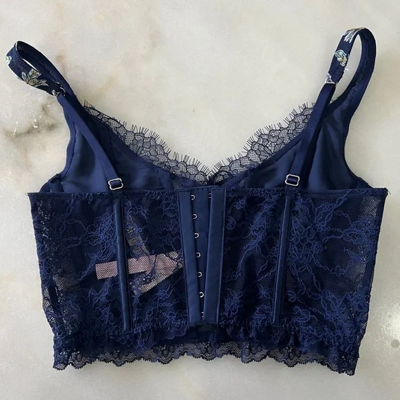Victoria Secret Lace corset ✨🤍 - Picture 3 of 5